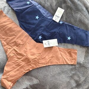 Aerie New Blue and Tan Star Patterned Thongs